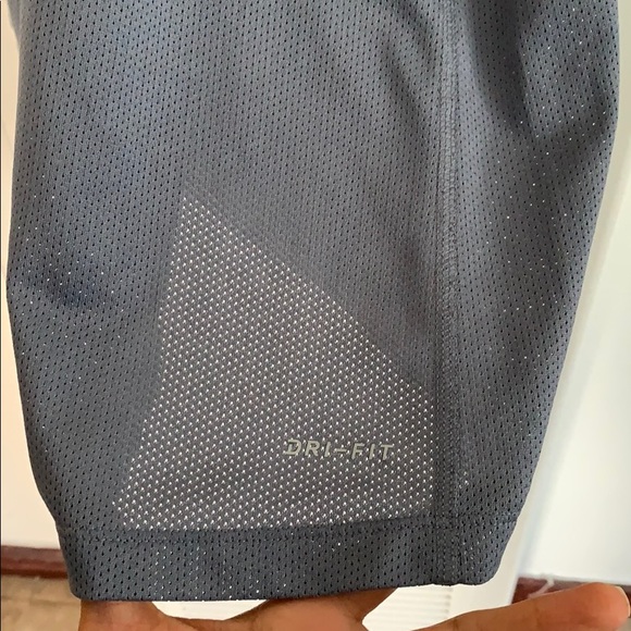 Nike dri fit tank - Picture 3 of 4